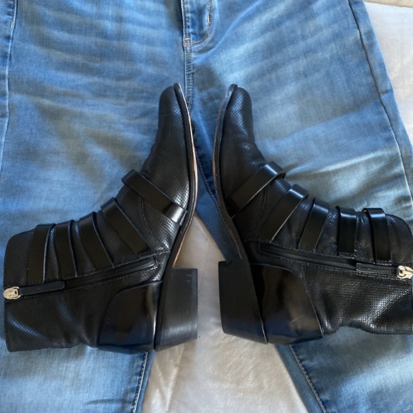 L.A.M.B. By Gwen Stefani black leather buckle boots with side zip Sz 9 - Picture 4 of 12